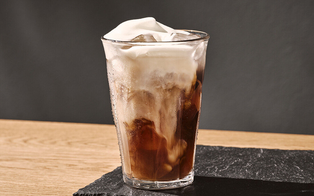 Ekspres SIEMENS EQ.900 TQ923EZ3 iAroma (Cold Brew) sterowanie przez aplikacje HomeConnect Z mleczną pianką Cold Brew Macchiatoz delikatną, aksamitną pianką mleczną