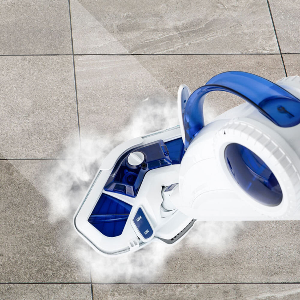 Na obrazie widoczny jest mop parowy z niebieskimi i białymi elementami, emitujący parę na płytki podłogowe. Na urządzeniu znajdują się przyciski z napisami \'OFF\' i \'ON\'.
