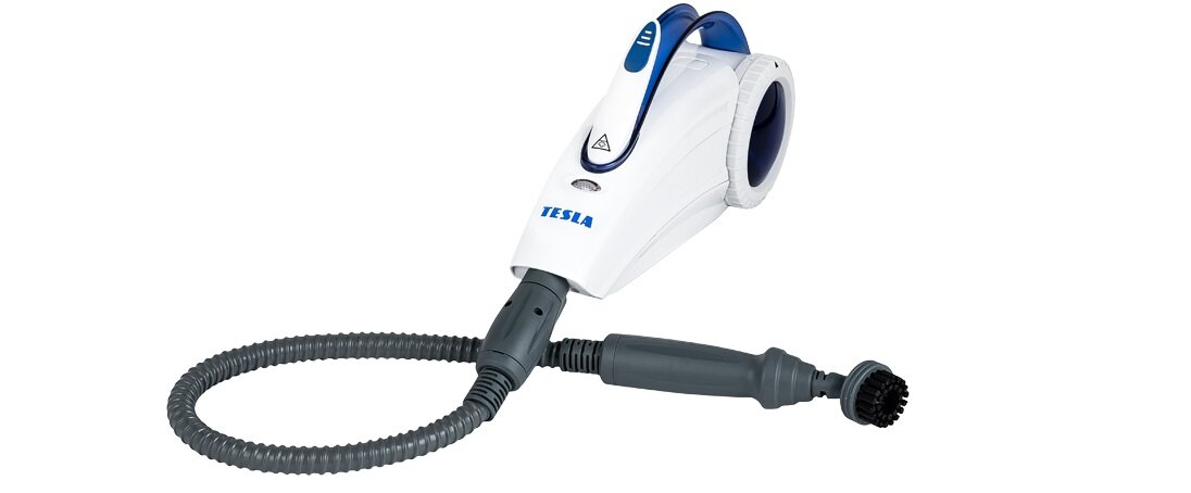 Na obrazie widoczny jest biały mop parowy z niebieskimi elementami i elastycznym wężem zakończonym szczotką. Na urządzeniu znajduje się logo \'TESLA\'.