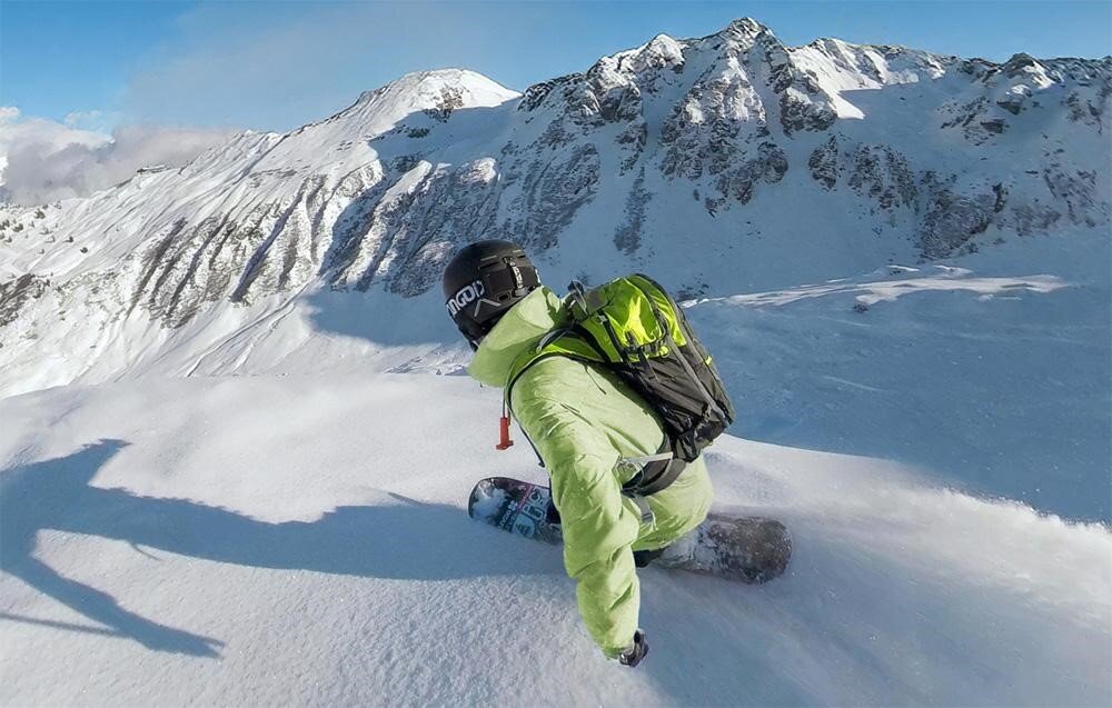 Kamera sferyczna INSTA360 X5 snowboardzista   