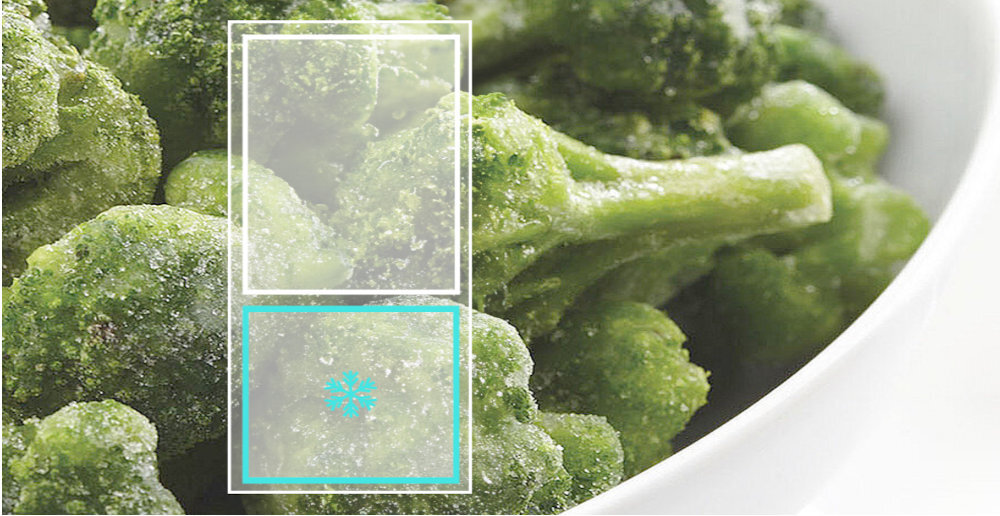 Zbliżenie na zamrożone brokuły w białej misce. Na obrazie widoczne są dwa prostokąty, w dolnym znajduje się symbol płatka śniegu.
