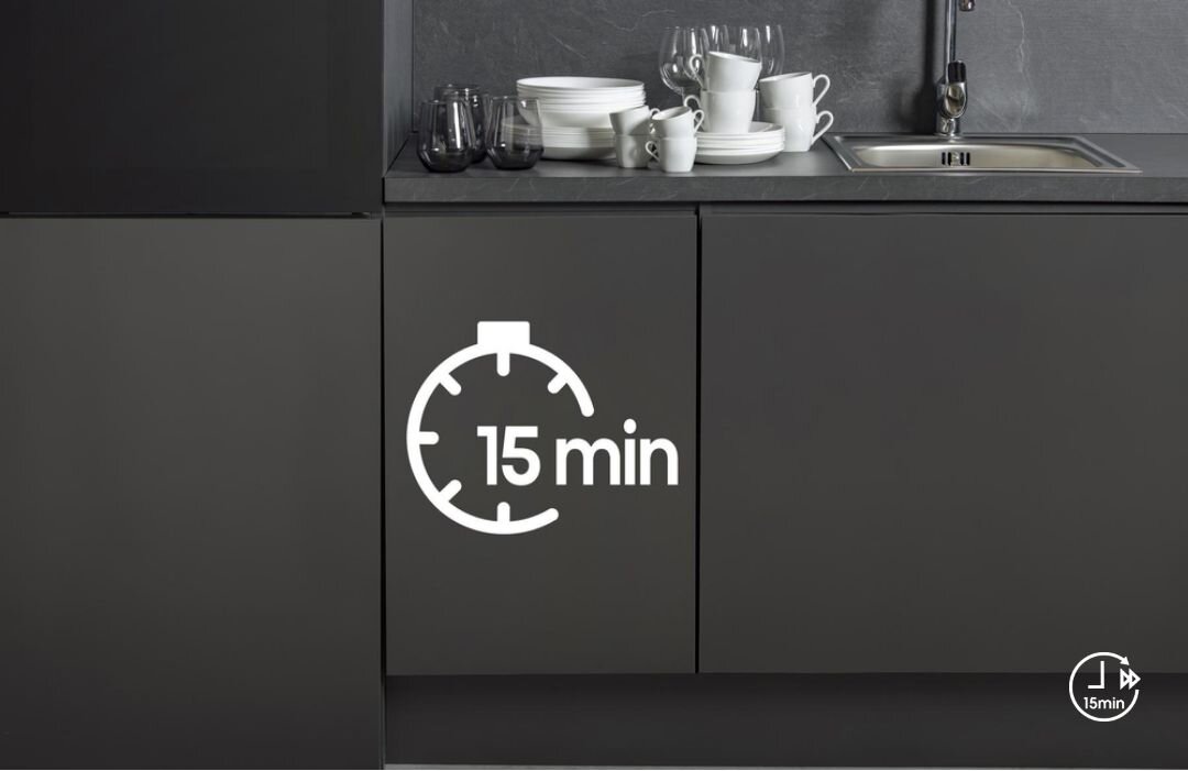 Kuchnia z ciemnymi szafkami, na których widoczny jest symbol zegara z napisem \'15 min\'. Na blacie stoją białe naczynia i szklanki obok zlewu.