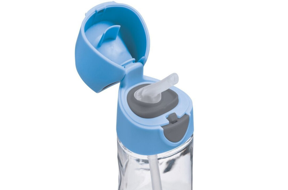 Butelka z przezroczystym korpusem i niebiesko-szarym wieczkiem, z otwartym ustnikiem i słomką. Wieczko jest podniesione, ukazując wnętrze pokrywki.