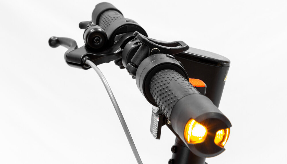 Hulajnoga elektryczna JEEP Jaf SR Safe Rade 25km 350W Amortyzacja 8.5 Czarny oswietlenie przednie i tylne kierunkowskazy przelacznik na kierownicy