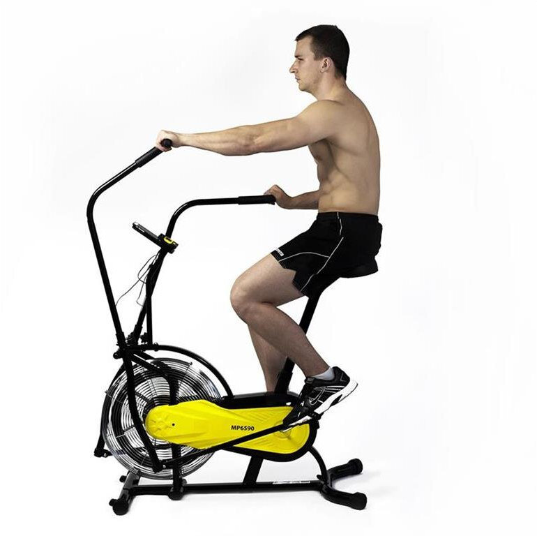 Osoba ćwiczy na rowerze powietrznym z żółtym elementem oznaczonym jako MP6590. Rower ma czarną ramę i wentylator z przodu.
