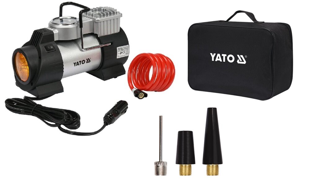 Na obrazie znajduje się kompresor samochodowy z logo YATO, czerwony wąż, czarna torba z napisem YATO oraz trzy różne końcówki do pompowania. Kompresor ma metaliczną obudowę z czarnymi elementami i pomarańczowym światłem.