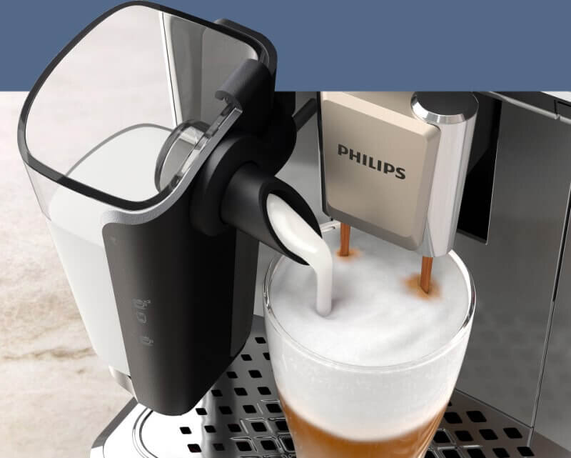 Ekspres do kawy nalewa mleko do filiżanki, tworząc piankę. Na urządzeniu widoczne jest logo \'PHILIPS\'.