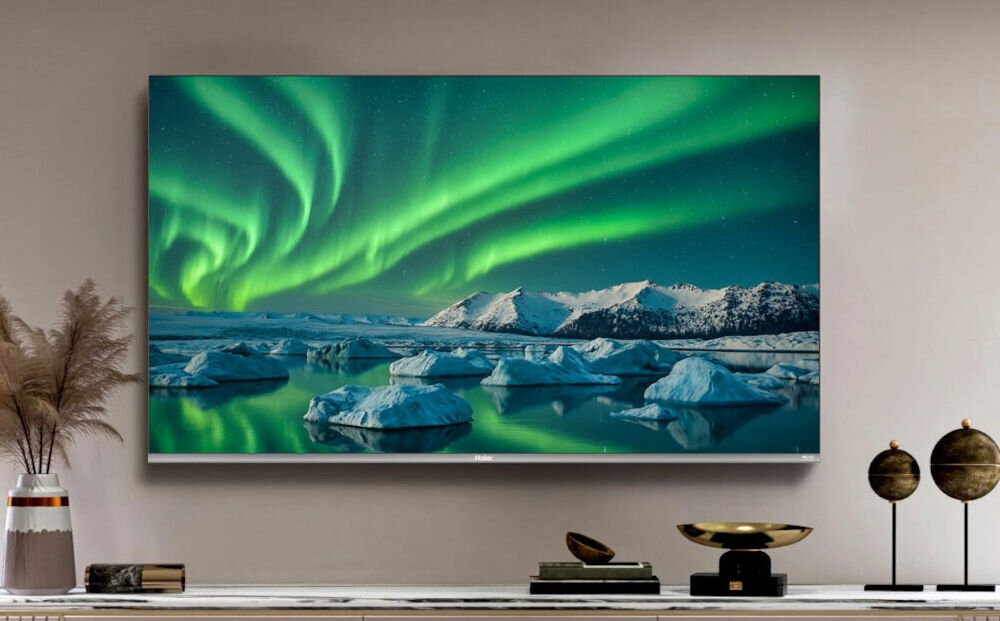 Telewizor HAIER H55Q80FUX Dolby Vision, HDR10, jasność 1300 nitów, realistyczne kolory, telewizor zawieszony na ścianie w pomieszczeniu