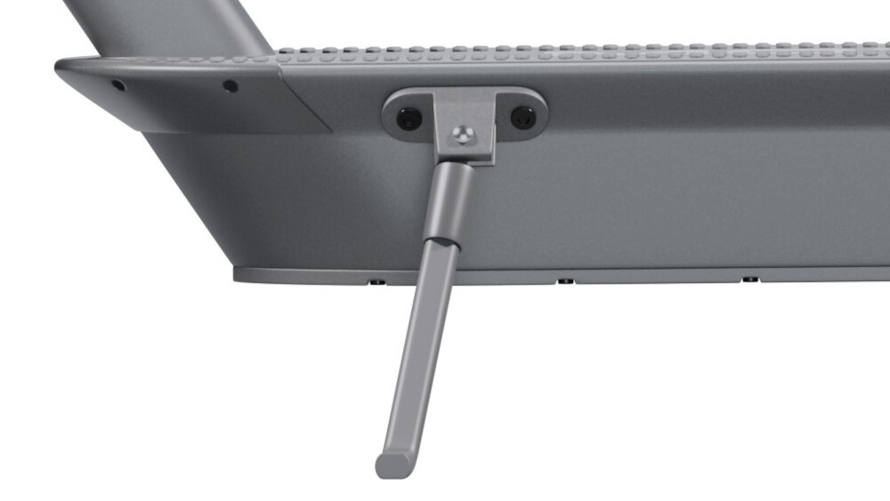 Zdjęcie przedstawia dolną część hulajnogi elektrycznej w kolorze szarym z rozłożoną podpórką. Widoczne są dwa śruby mocujące oraz teksturowana powierzchnia na górze.