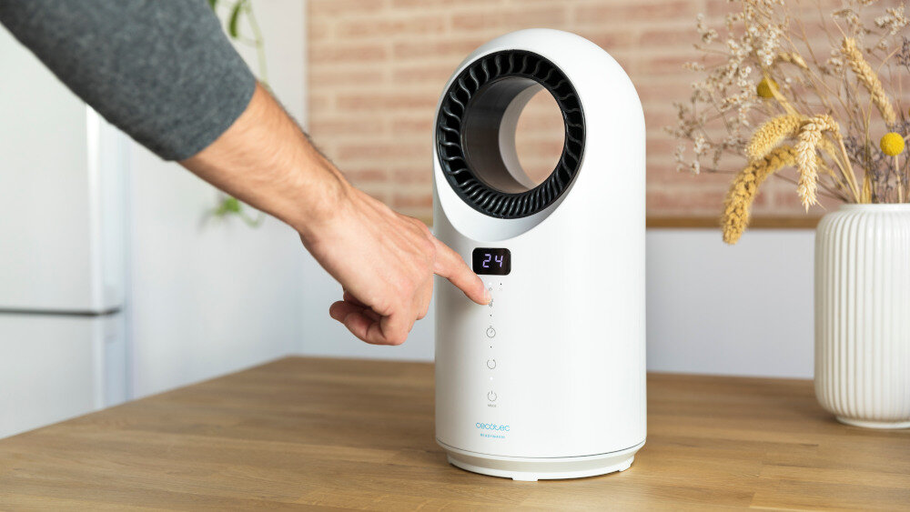 Biały termowentylator z okrągłym otworem i wyświetlaczem pokazującym liczbę \'24\'. Na obudowie widoczne są przyciski dotykowe oraz logo \'CECOTEC\'.
