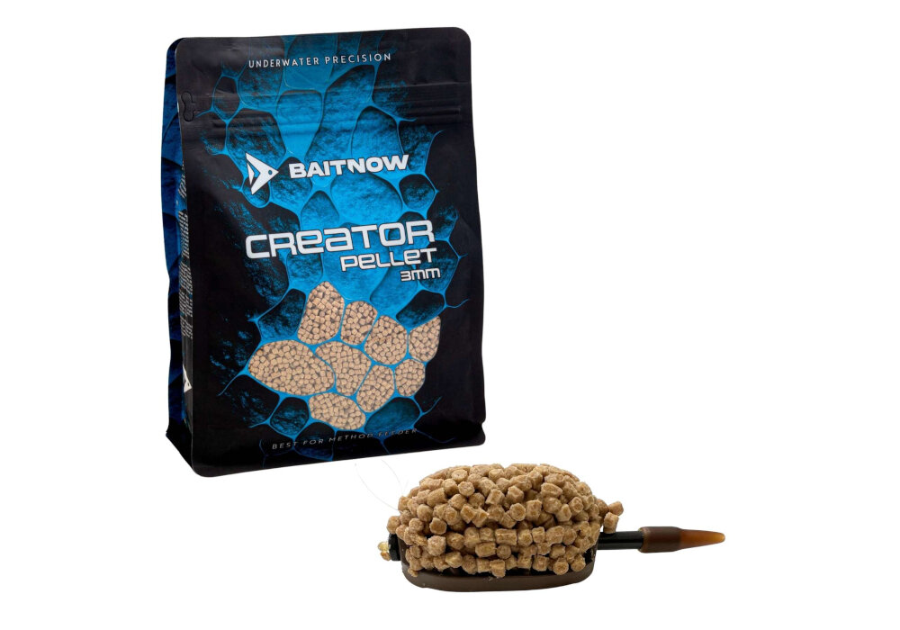 Na obrazie widoczna jest niebiesko-czarna torba z napisem \'BAITNOW CREATOR PELLET 3mm\' oraz brązowe granulki na podkładce z rurką. Torba ma wzór przypominający strukturę plastra miodu.
