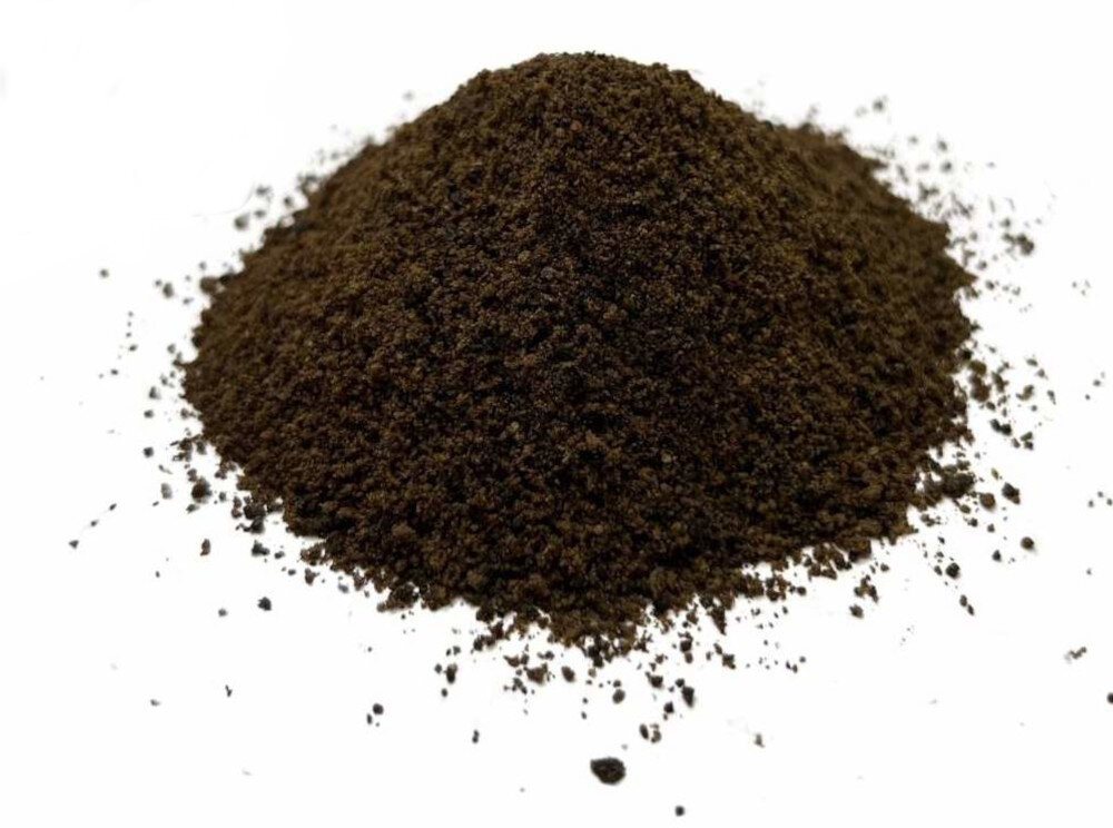 Zanęta BAITNOW O-Fish Black (800 g) rozsypana z widoczną teksturą