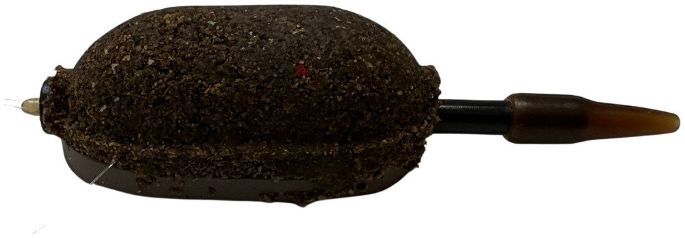 Zanęta BAITNOW O-Fish Black (800 g) na białym tle widoczny przygotowany koszyczek z zanętą do użycia miażdzony pellet sypka tekstura wyostrzona struktura składniki białkowo-tłuszczowe ciemna barwa rybny zapach