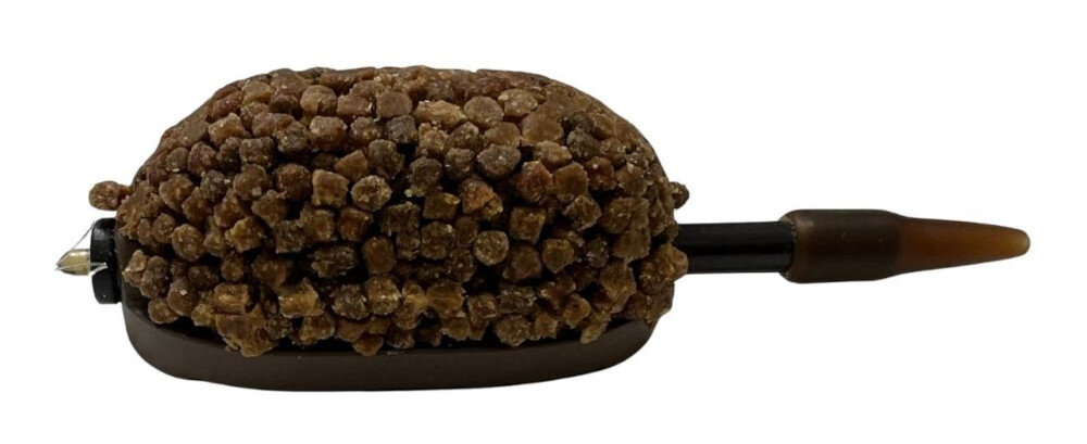 Pellet BAITNOW O’Fish Marine 2 mm (800 g) na białym tle widoczny przygotowany koszyczek z zanętą do użycia pellet 2 mm drobna frakcja stopniowe uwalnianie naturalna ciemna barwa intensywny rybny zapach zawartość tłuszczu i białka naturalna barwa karp lin leszcz