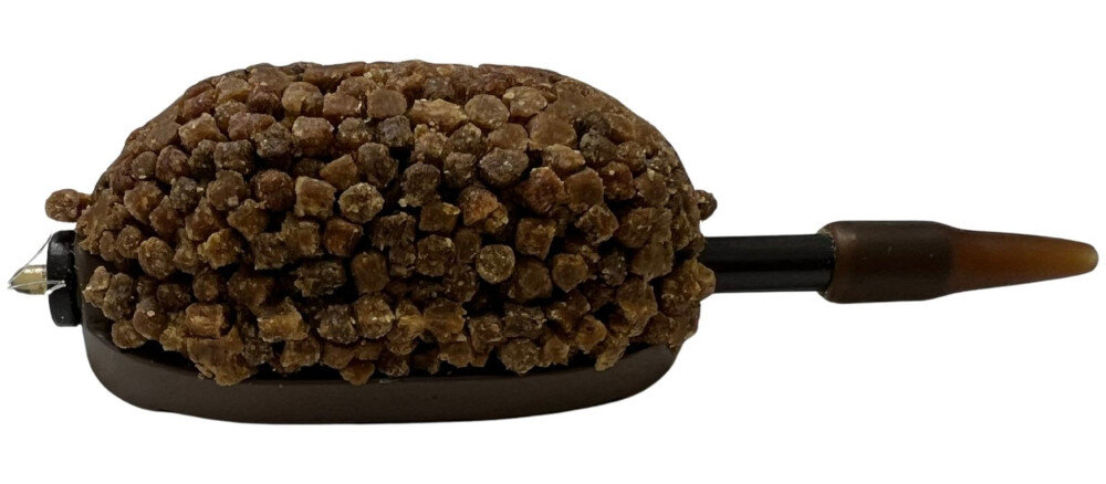 Pellet BAITNOW O’Fish Sweet 2 mm (800 g) na białym tle widoczny przygotowany koszyczek z zanętą do użycia pellet 2 mm drobna frakcja stopniowe uwalnianie naturalna barwa intensywny rybny zapach zawartość tłuszczu i białka naturalna barwa karp lin leszcz amur