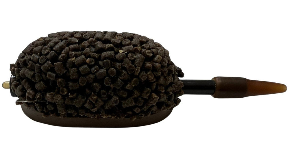 Pellet BAITNOW Onyx 2 mm (800 g) na białym tle widoczny przygotowany koszyczek z zanętą do użycia drobna średnica 2mm kruczoczarny kolor bogata w kwasy tłuszczowe wysokokaloryczna karpie liny leszcze ryby spokojnego żeru