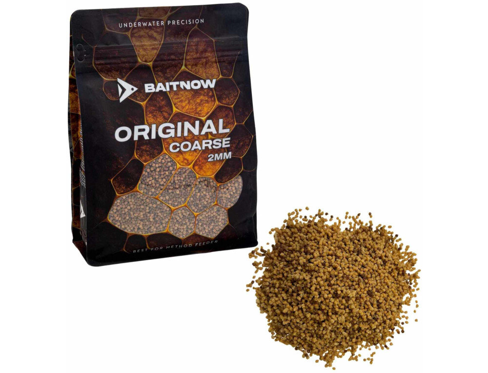 Pellet BAITNOW Original Coarse 2 mm (800 g) w oryginalnym worku na białym tle w przodzie widoczna tekstura