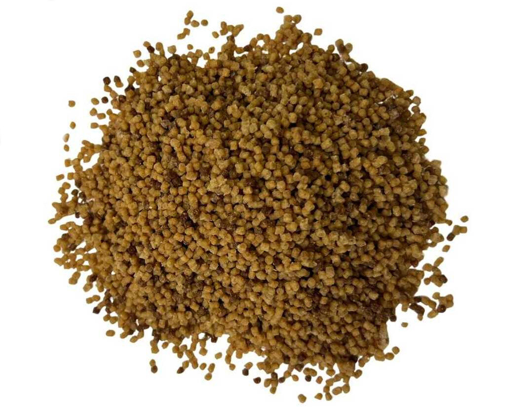 Pellet BAITNOW Original Sweet 2 mm (800 g) na białym tle widoczny rozsypany pellet