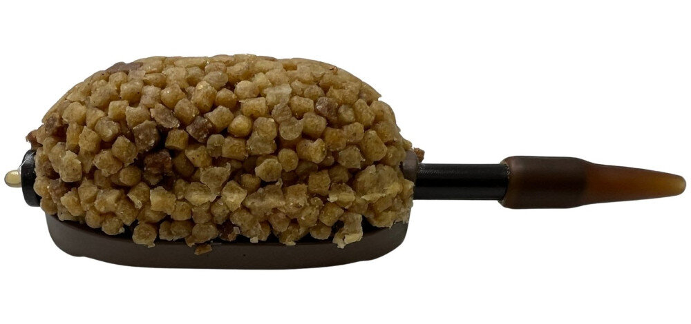 Pellet BAITNOW Original Sweet 2 mm (800 g) widoczny koszyczek na białym tle pellet 2 mm drobna frakcja stopniowe uwalnianie naturalna barwa intensywny rybny zapach zawartość tłuszczu i białka naturalna barwa karp leszcz