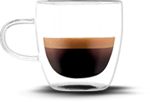 Szklanka z podwójnymi ściankami wypełniona kawą z pianką na wierzchu. Szklanka stoi na ciemnym tle.