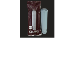 Na obrazie widoczny jest filtr do ekspresu w przezroczystym opakowaniu oraz sam filtr w kolorze szarym. Na opakowaniu znajduje się logo \'KRUPS\'.