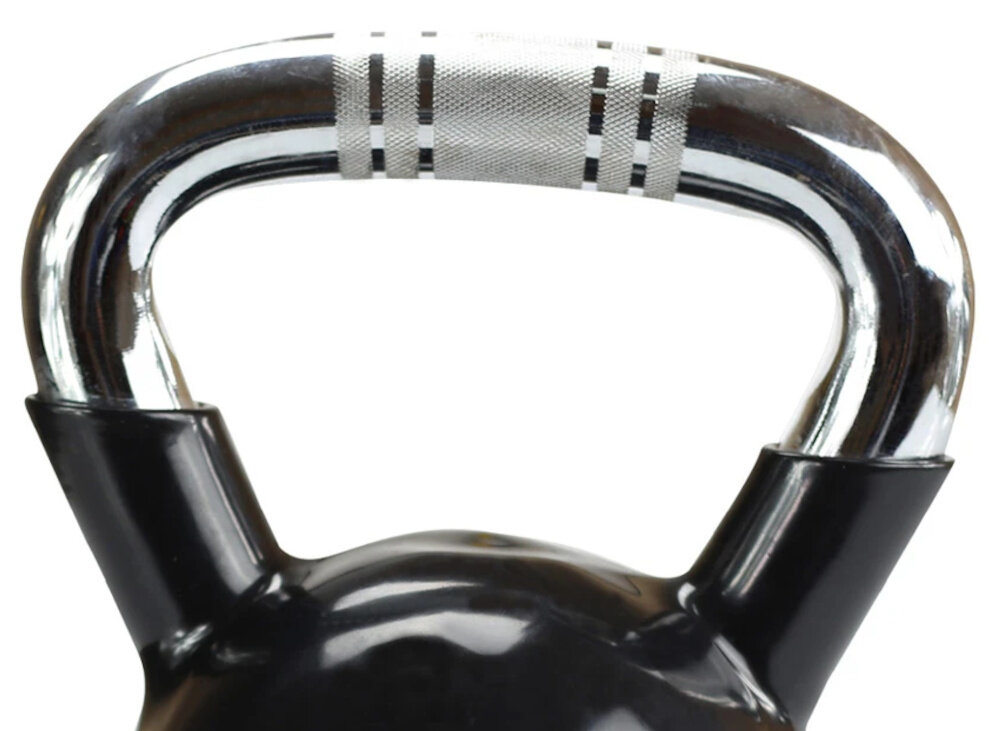 Kettlebell HMS KTC16 (16 kg) zbliżenie na uchwyt białe tło chromowany, stalowy uchwyt z precyzyjnym radełkowaniem pewny i stabilny chwyt teksturowana powierzchnia ogranicza ślizganie się dłoni zwiększa kontrolę nad ciężarem chromowana powłoka odpowiada za odporność na korozję i ścieranie
