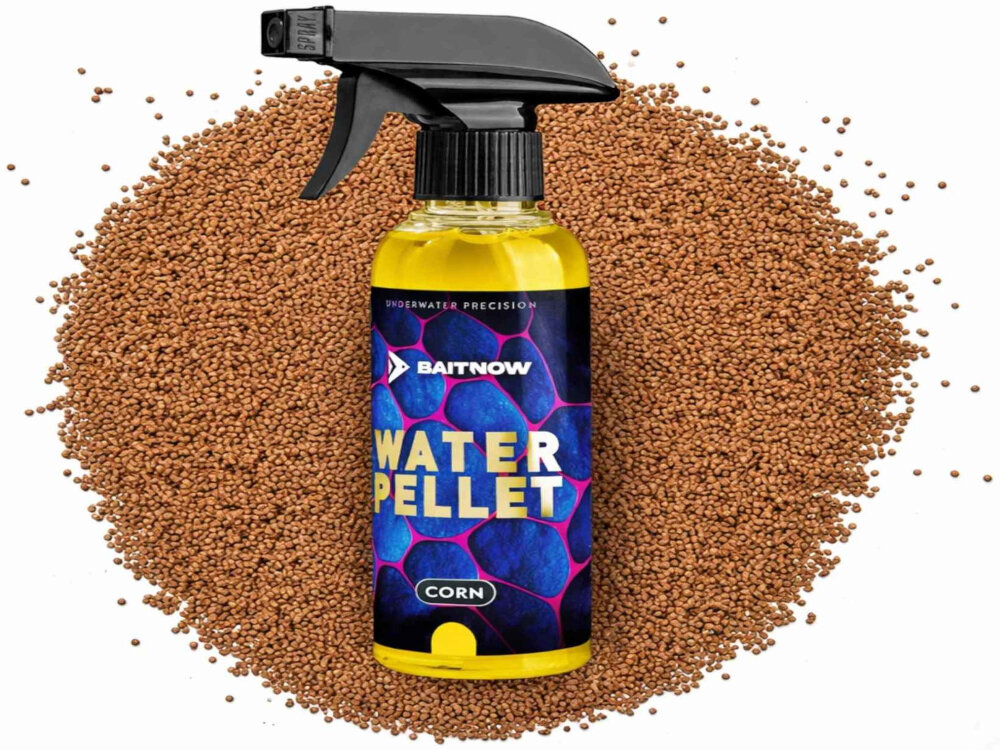 Butelka z atomizerem z etykietą 'BAITNOW WATER PELLET CORN' na tle brązowych granulek. Widoczny tekst: 'UNDERWATER PRECISION'.