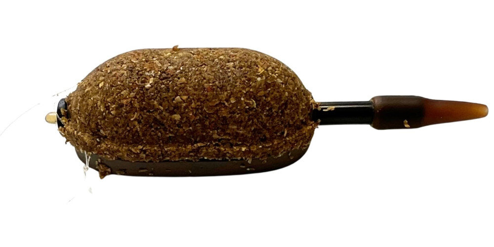 Zanęta BAITNOW O-Fish Marine (800 g) na białym tle widoczny przygotowany koszyczek z zanętą do użycia miażdzony pellet sypka tekstura wyostrzona struktura składniki białkowo-tłuszczowe naturalna barwa rybny zapach