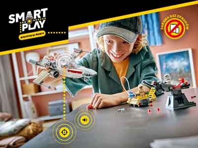 Dziecko bawi się modelem statku kosmicznego z serii LEGO Star Wars na stole, obok innych zestawów LEGO. W lewym górnym rogu widoczne jest logo \'SMART PLAY\'.