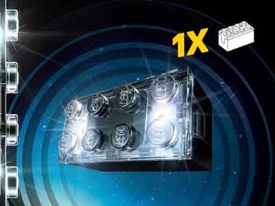 Obraz przedstawia pojedynczy przezroczysty klocek LEGO z sześcioma wypustkami, oświetlony z kilku stron. Obok klocka widnieje napis \'1X\' oraz ikona przedstawiająca biały klocek LEGO.