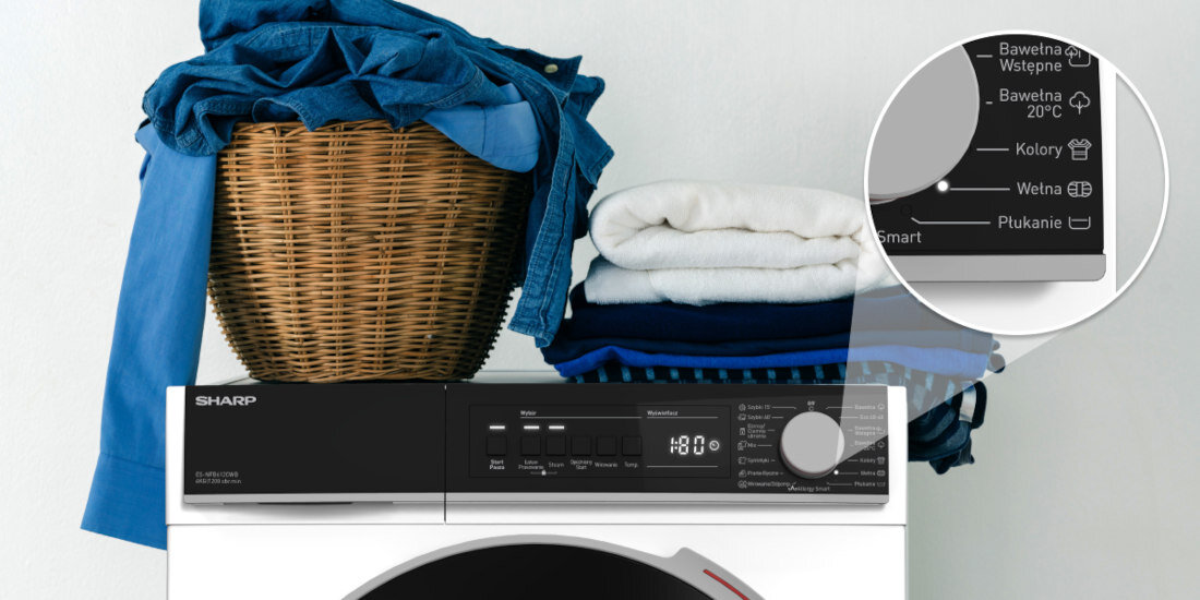 Na obrazie widoczna jest pralka z panelem sterowania, na którym znajduje się logo \'SHARP\' oraz różne programy prania, takie jak \'Bawełna Wstępne\', \'Bawełna 20°C\', \'Kolory\', \'Wełna\', \'Płukanie\'. Na pralce leży kosz z praniem oraz złożone ręczniki.