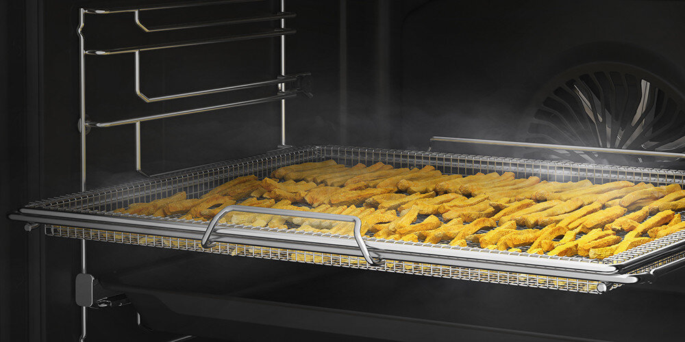 Kuchnia BEKO FBMA62330TXDSN wizualizacja wnętrze tacka siatkowa frytki AirFry taca akcesorium chrupiące soczyste mniej tłuszczu zdrowsze pieczenie