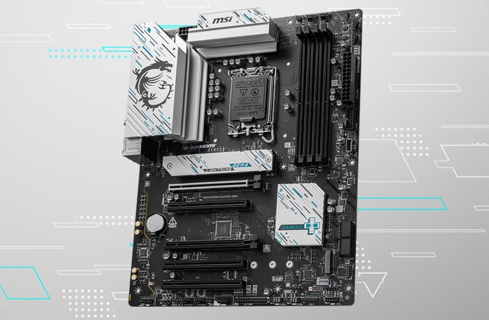 Płyta główna MSI B760 Gaming Plus WiFi DDR4 Płyta główna w czarno-srebrnej kolorystyce z metalowymi radiatorami, gniazdem procesora i czterema slotami pamięci umieszczonymi po prawej stronie, opis