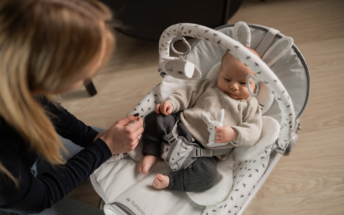 Leżaczek TULANO Cloe 35 Rabbit miejsce na odpoczynek miękka wyjmowana wkładka siedzisko regulacja oparcia Trzy poziomy nachylenia oparcia dopasowanie pozycja potrzeby relaks obserwacja konstrukcja łatwa w czyszczeniu  Maksymalne obciążenie: 9 kg