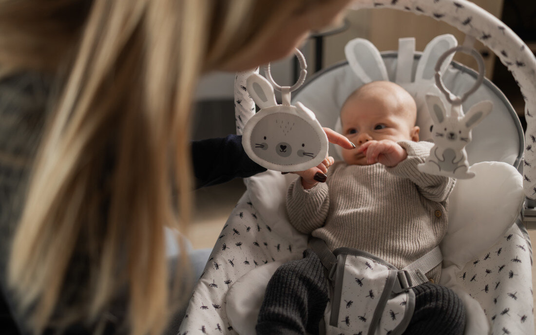 Leżaczek TULANO Cloe 35 Rabbit Miękkie i praktyczne poduszki  poduszka w kształcie zwierzątka dla delikatnej główki maluszka potrzeby zawiera miękką, wyjmowaną wkładkę