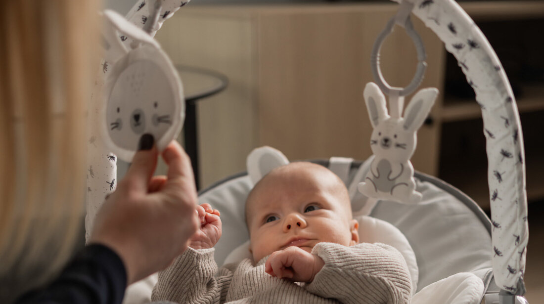 Leżaczek TULANO Cloe 35 Rabbit Sensoryczne zabawki  pałąk z dwoma uroczymi, sensorycznymi zabawkami misiem-lusterkiem misiem-piszczałką ułatwienie możliwości odpięcie