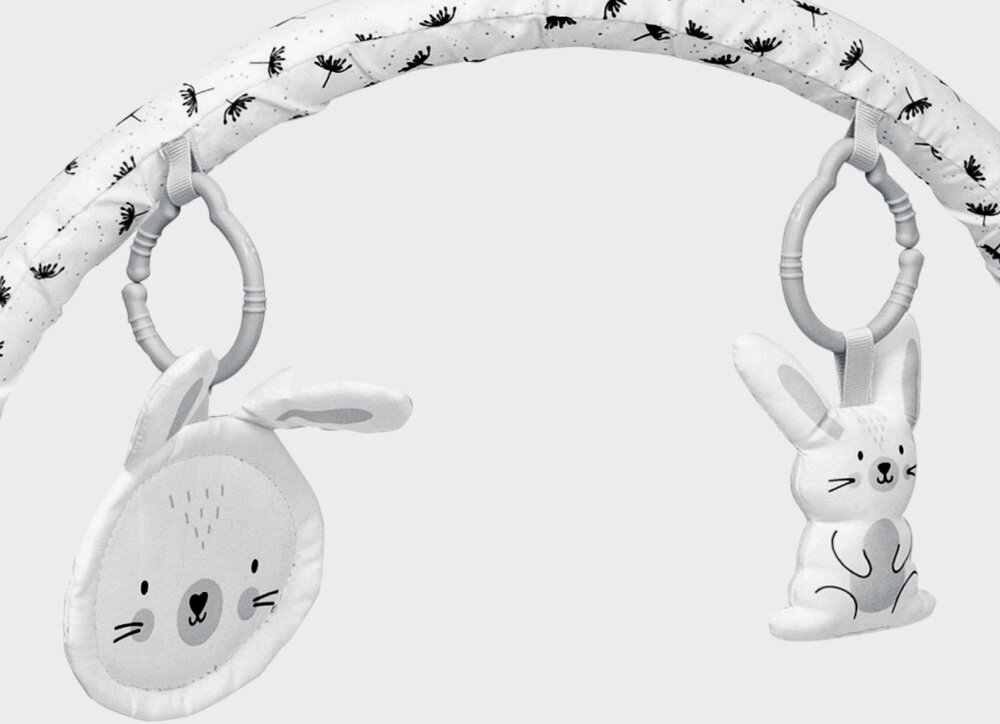 Leżaczek TULANO Cloe 35 Rabbit Zabawa także poza bujaczkiem możliwość używania pałąka z zabawkami poza bujaczkiem zabawki są również zdejmowane zabawa mata  pozytywnie wpływa na jego poczucie bezpieczeństwa i rozwój