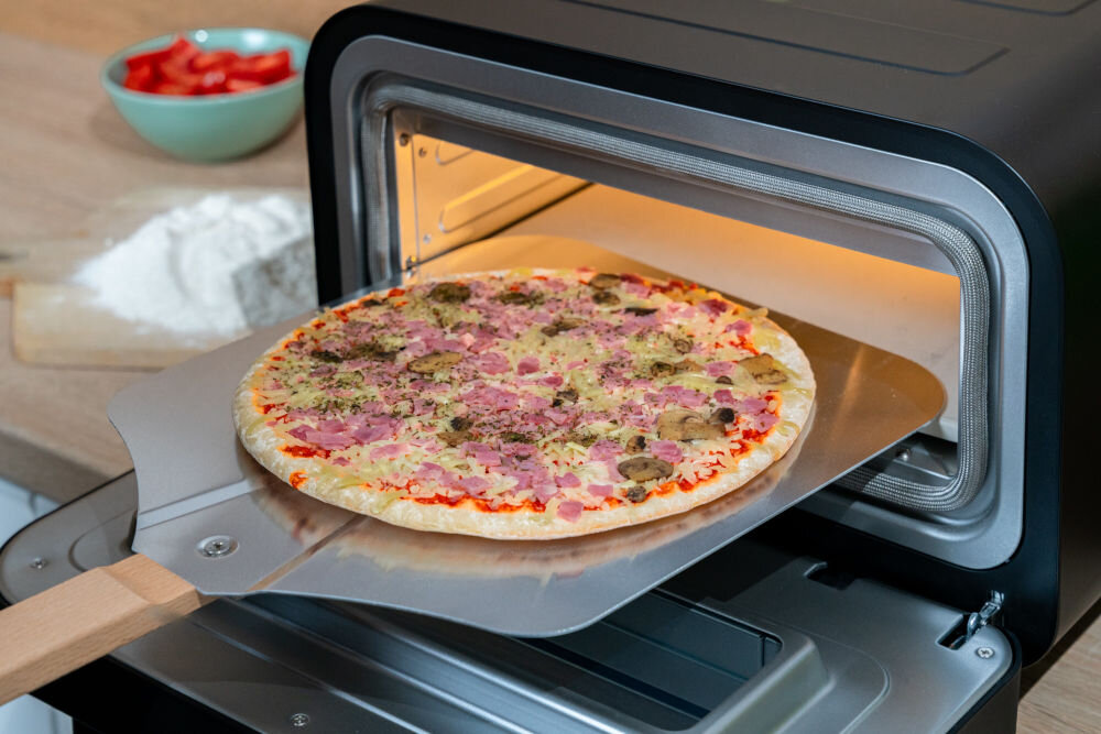 Piec do pizzy GÖTZE & JENSEN PO400K 1700W średnica 32 cm kamień do pieczenia i łopatka w zestawie Czarny piec na białym tle widoczny od przodu nagrzewa się aż do 450°C dokładnie tak, jak lubisz świeżość kontrola nad składnikami wygoda pieczenia w domu