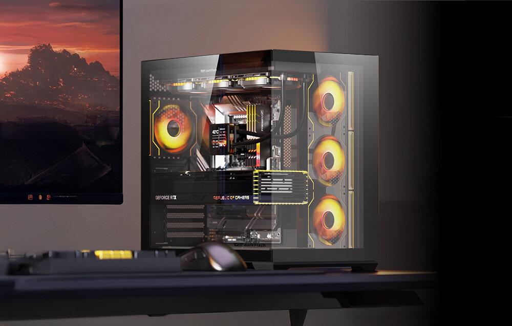 Obudowa DARKLASH C280 Czarny, obudowa PC, gaming, komputer, design, Komputer na biurku obok monitora i akcesoriów.