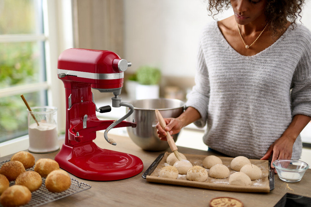 Robot kuchenny planetarny KITCHENAID Artisan 5KSM60SPX 375 W Czerwony zdjęcie lifestyle Komfort podczas pracy Podnoszona dzieża Wygodne podnoszenie i opuszczanie