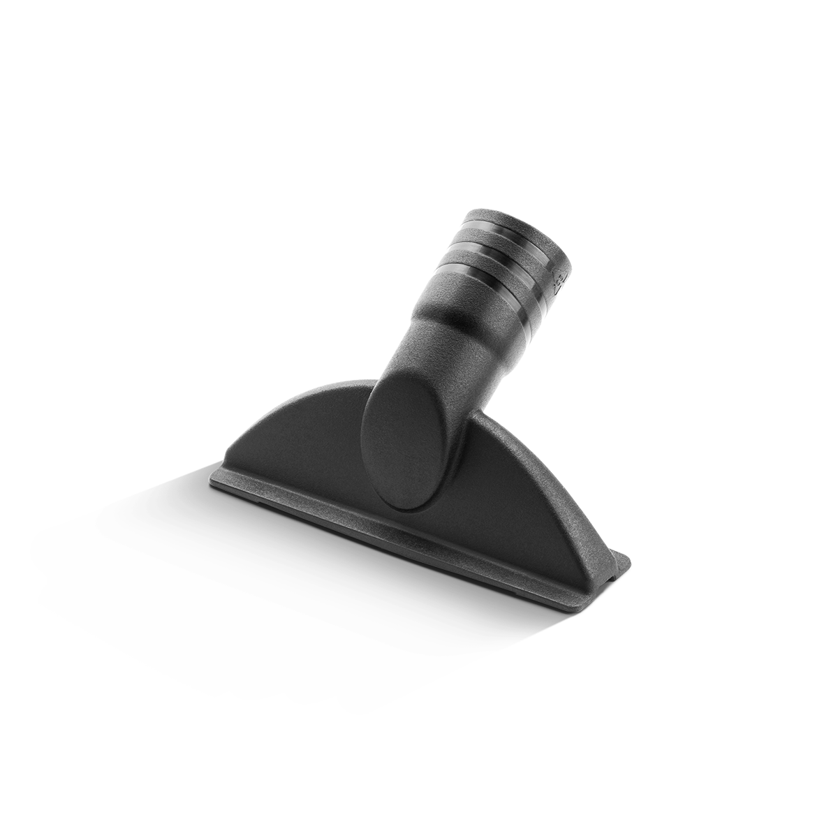 Czarna, plastikowa końcówka do odkurzacza o półokrągłym kształcie z otworem na rurę. Powierzchnia jest gładka, a elementy łączące mają pierścieniowe wzory.