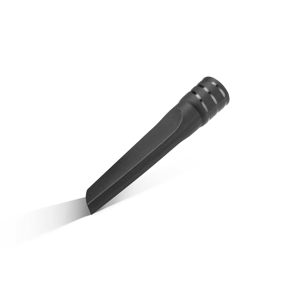 Na obrazie widoczna jest czarna, wąska końcówka odkurzacza z trzema srebrnymi pierścieniami na końcu. Tło jest jednolite i szare.