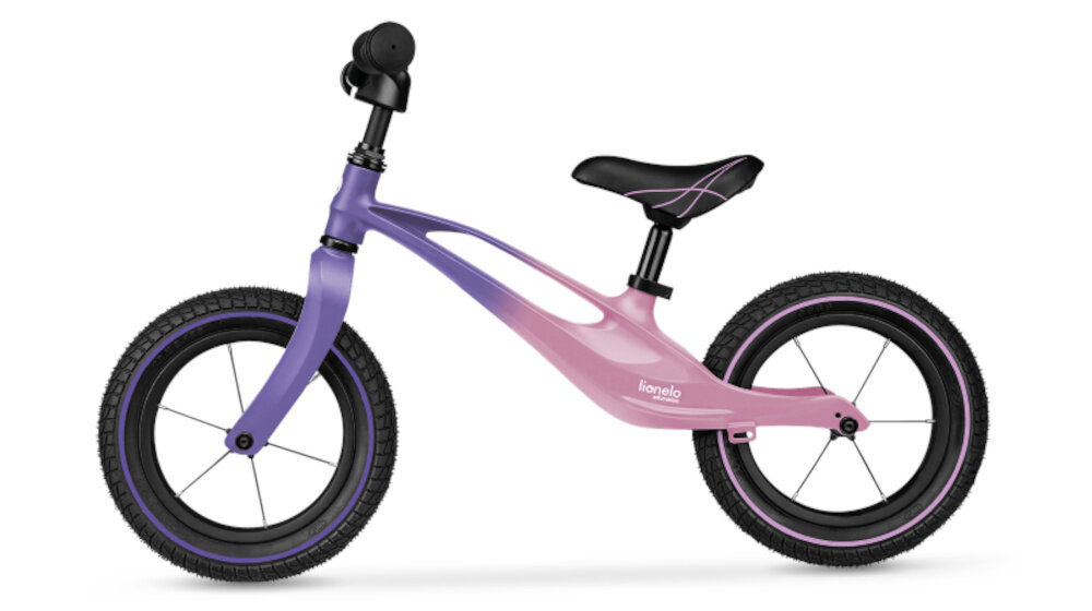 Rowerek biegowy LIONELO Bart Air Różowo-fioletowy rowerek na białym tle widoczny z boku rama w technologii MONOCOQUE stworzona z pojedynczego odlewu stopu magnezu o 75% lżejszy od stali wysoka odpornością na uszkodzenia połączenie niskiej wagi 3,8 kg z wytrzymałością komfort i bezpieczeństwo