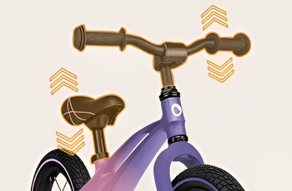 Rowerek biegowy LIONELO Bart Air Różowo-fioletowy rowerek na jasnym tle widoczny od przodu pod skosem strzałki pokazujace regulację kierownicy i siodełka stalowa kierownica regulacja wysokości w zakresie od 50 do 57 cm blokada skrętu kontrolę nad torem jazdy ogranicza ryzyko upadku antypoślizgowe gripy amortyzująca nakładka komfort i bezpieczeństwo