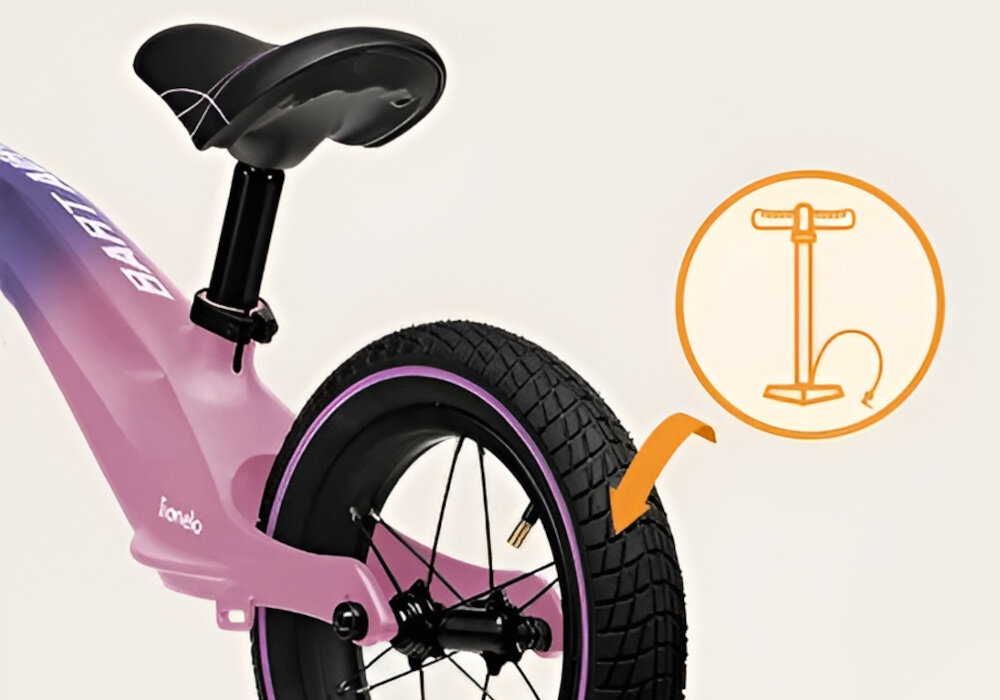 Rowerek biegowy LIONELO Bart Air Różowo-fioletowy zbliżenie na tylne koło obok w kółku ikona pompki 12-calowe koła na szprychach z pompowanymi oponami tłumią nierówności dobrze trzyma się podłoża komfort prowadzenia łożyska kulkowe i maszynowe z wysokiej klasy materiałów