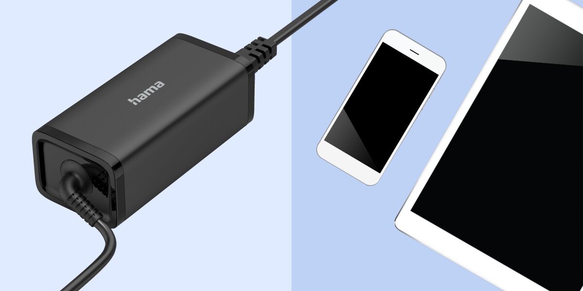 Zbliżenie na korpus ładowarki Hama USB-C, obok leżące smartfon i tablet, sugerujące możliwość ładowania wielu urządzeń.