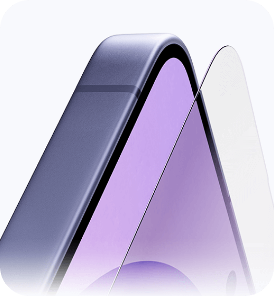 Zbliżenie na krawędź smartfona z zaokrąglonym ekranem i fioletowym wyświetlaczem. Widać również przezroczystą osłonę ekranu.