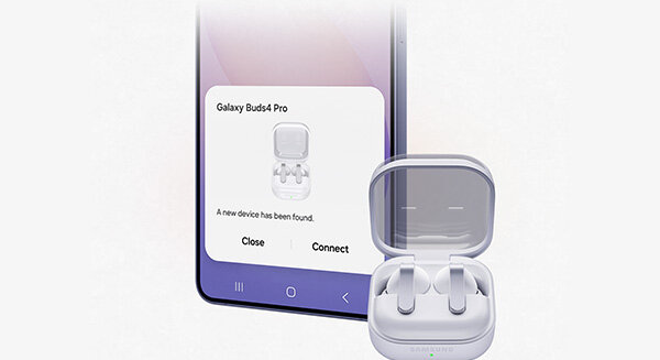 Na zdjęciu widać smartfon z wyświetlonym komunikatem \'Galaxy Buds4 Pro A new device has been found. Close Connect\' oraz etui z bezprzewodowymi słuchawkami. Na etui widoczny jest napis \'SAMSUNG\'.