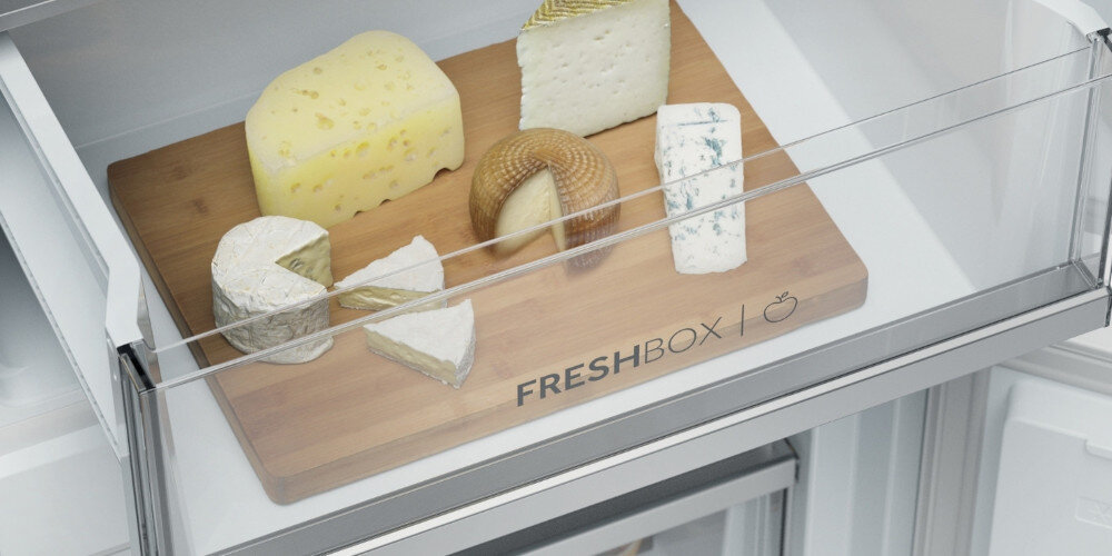 LODÓWKA HAIER HQE1855BCMW lifestyle wizualizacja przezroczysta szuflada otwarta deska sery napis na froncie Dodatkowa szuflada Fresh Box niska temperatura dłuższa świeżość