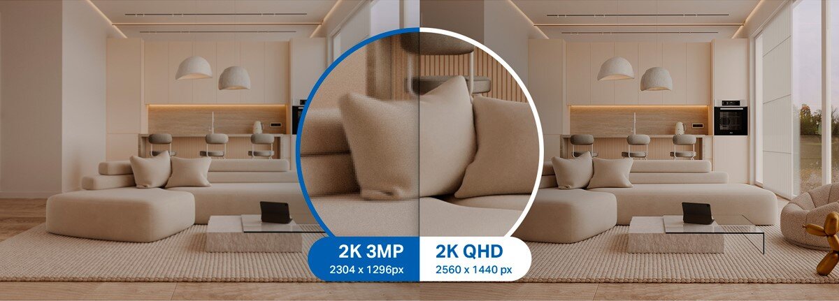 Obraz przedstawia nowoczesne wnętrze salonu z jasnymi meblami i dekoracjami. Na środku znajduje się okrągłe powiększenie z porównaniem jakości obrazu: \'2K 3MP 2304 x 1296px\' oraz \'2K QHD 2560 x 1440 px\'.